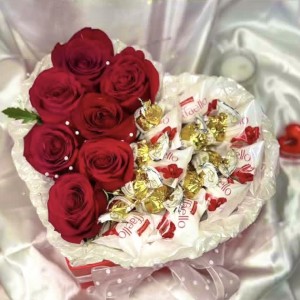 Розы и конфеты в коробке  в форме сердца 